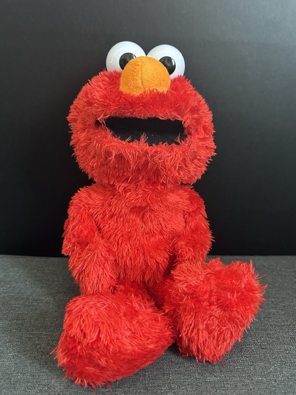 Sesame Street Love to Hug Elmo 14” Hasbro E4467 2018 Talking Singing WORKS
